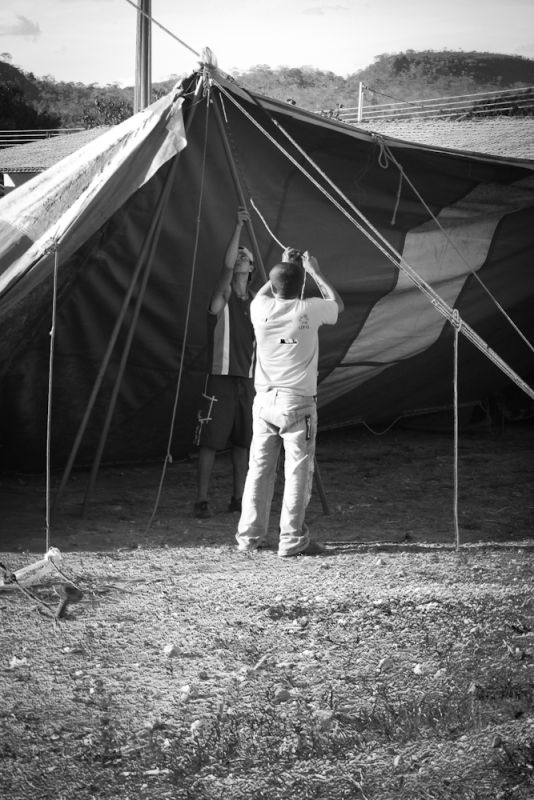 Montagem do Circo Laheto | Foto de Anne Vilela